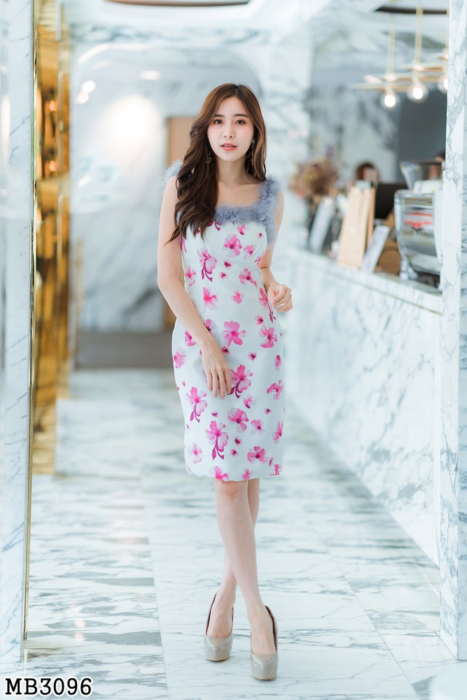 เดรสสั้นแขนกุดสีชมพู พิมพ์ลายดอก แต่งขนปุยสีเทาให้ดูมีระดับ สวยหรูในราคาเบาๆ S/M/L