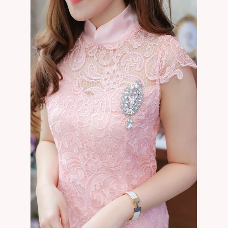 kudapy เดรสลูกไม้สีน้ำเงิน/สีชมพู คอจีน อกไหล่ซีทรู มีซับในในตัว ซิบสีทองด้านหลัง