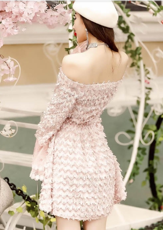 kudapy ชุดเดรสสั้นออกงานเปิดไหล่สีชมพู สวยฟรุ้งฟริ้งเซ็กซี่เบาๆ