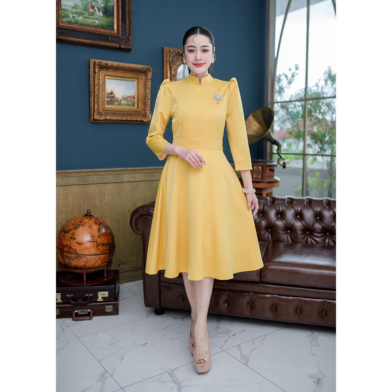 kudapy เดรสสั้นสีดำ/สีทอง ชุดไทยจิตรลดา ทรงแขนห้าส่วน ผ้าอัดกาวให้แล้วทั้งชุด เนื้อผ้านิ่มใส่สบาย เดรสความยาวคลุมเข่าใส่สวยสุภาพ