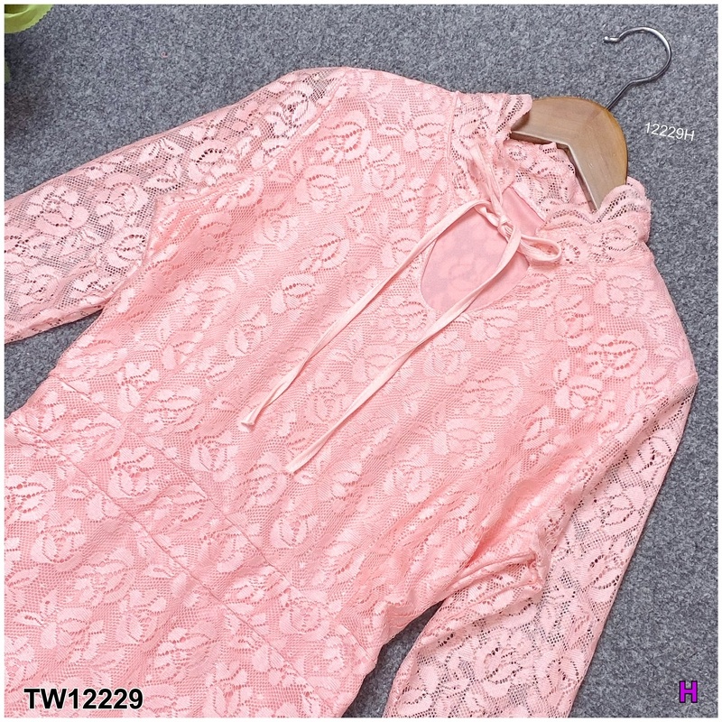 kudapy แม็กซี่เดรสแขนยาวสีขาว ชมพู คอจีนหยัก ผูกโบว์ เว้าคอหยดน้ำ ผ้าลูกไม้เนื้อดีทั้งชุด มีซับใน