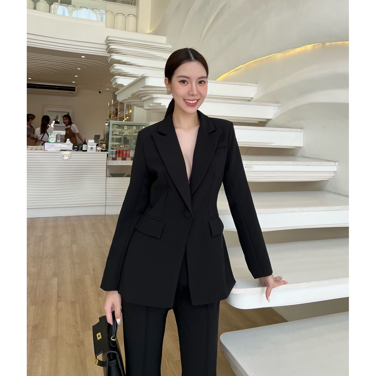 kudapy setsuit เสื้อ+กางเกง ตัวเสื้อออกแบบให้มีกระดุมปั้มผ้าเดียวกับสูท 1 เม็ดติดได้จริง กระเป๋าจริง มีซับในทั้งตัว