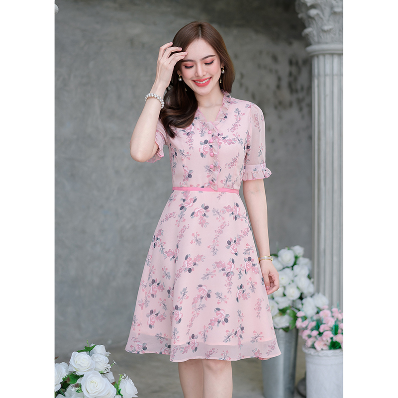 kudapy เดรสสั้นสีชมพู/สีกรม ชีฟองทรงเรียบๆใส่ง่าย ลายสวยหวาน สวยพริ้วใส่สบาย เน้นใส่ได้ทุกวันเป็น มีดีเทลแต่งกระดุมช่วงอก