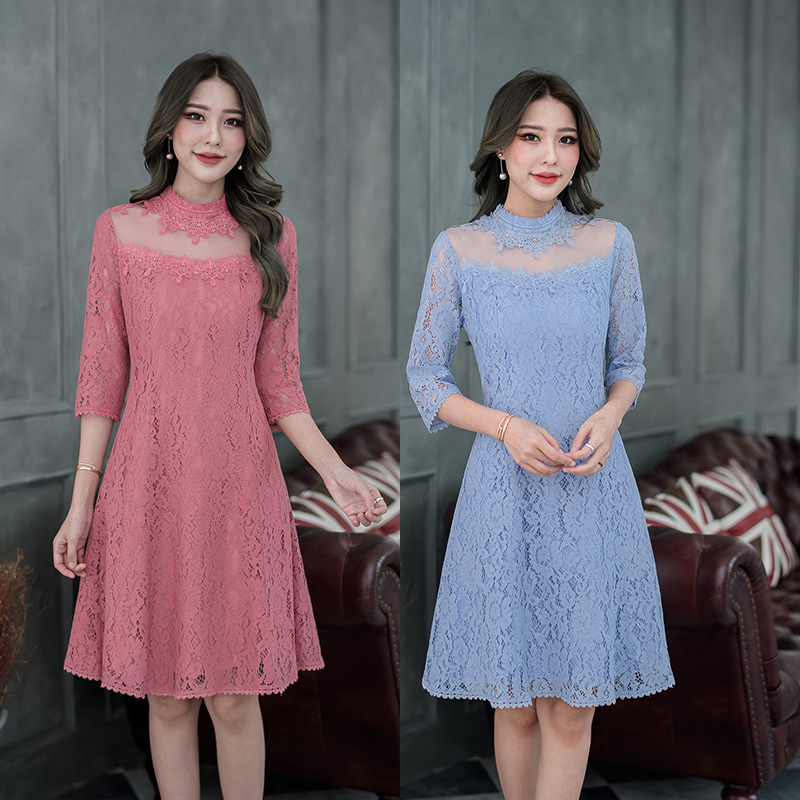 kudapy เดรสสั้นสีชมพู/สีฟ้า ลูกไม้เนื้อนิ่ม รุ่นนี้เป็นแขนศอก กระโปรงบานเล็กน้อย ช่วงอกแต่งผ้าซีทรู เก๋ที่ช่วงคอ