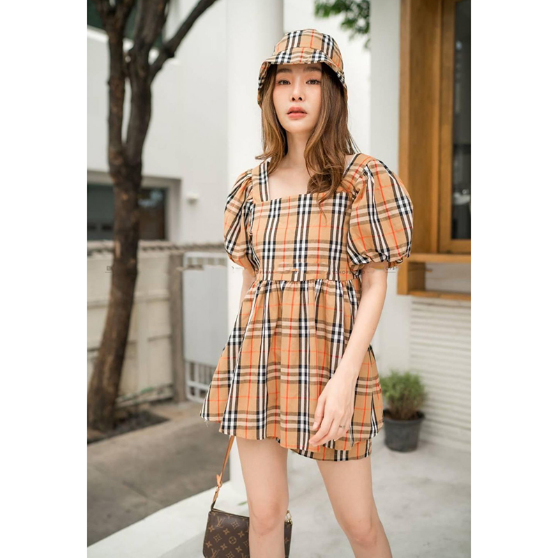 kudapyเซ็ทขาสั้นสีครีม/ดำ/น้ำตาล สุดชิค กับผ้าลาย burburry minidress ใส่แมชกับหมวก และขาสั้น บอกเลยว่า ปัง