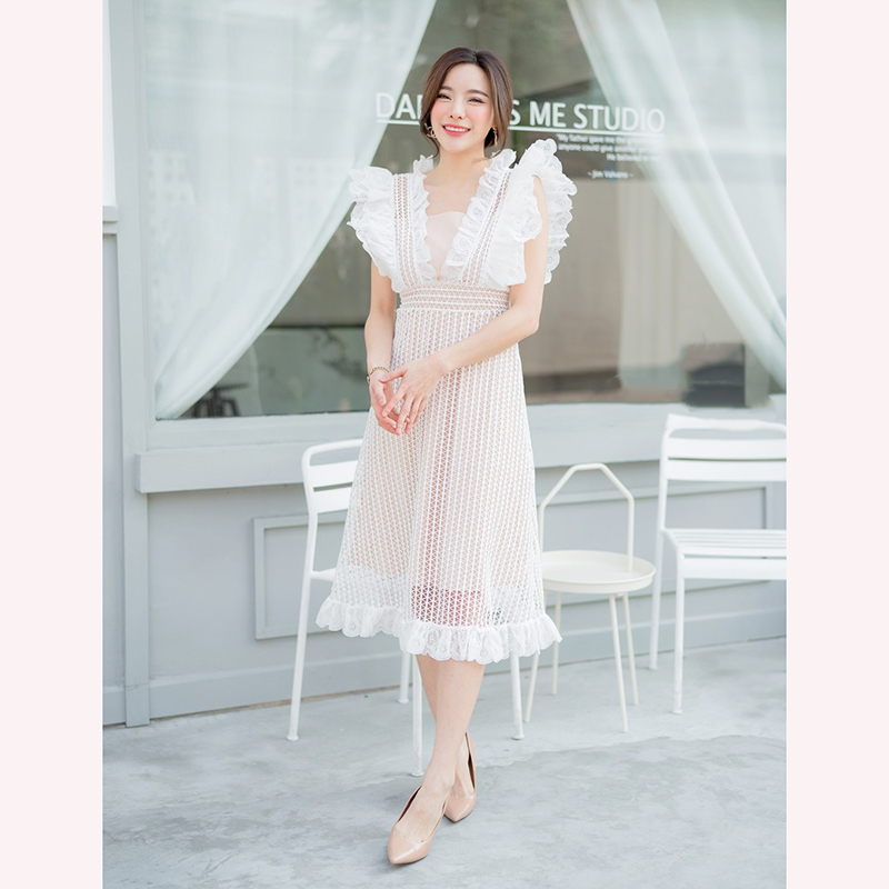 kudapy เดรสยาวสีชมพู/สีแดง/สีขาว แขนกุ ผ้าดลูกไม้แต่งระบาย2ชั้น ซับในสีครีม เดรสยาวคลุมเข่า