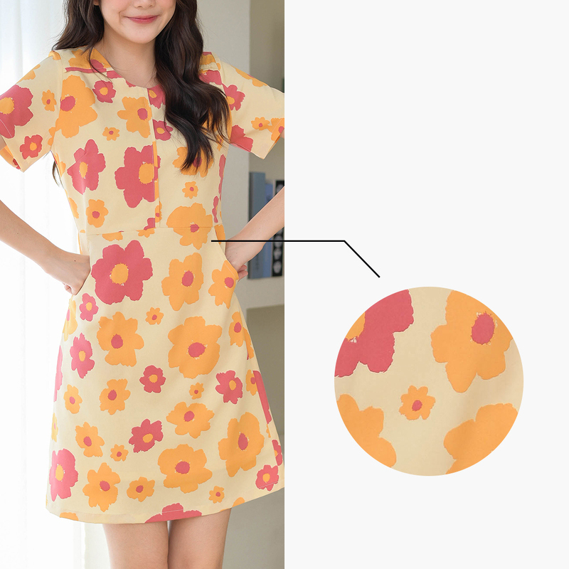 kudapy เดรสสั้นสีครีม/สีดำ ตัดต่อเล่นคัทติ้งกลางลำตัวและช่วงไหล่ มีกระเป๋าด้านข้าง ผ้าเนื้อนิ่มพิมพ์ลายดอกเพิ่มความน่ารักสดใส