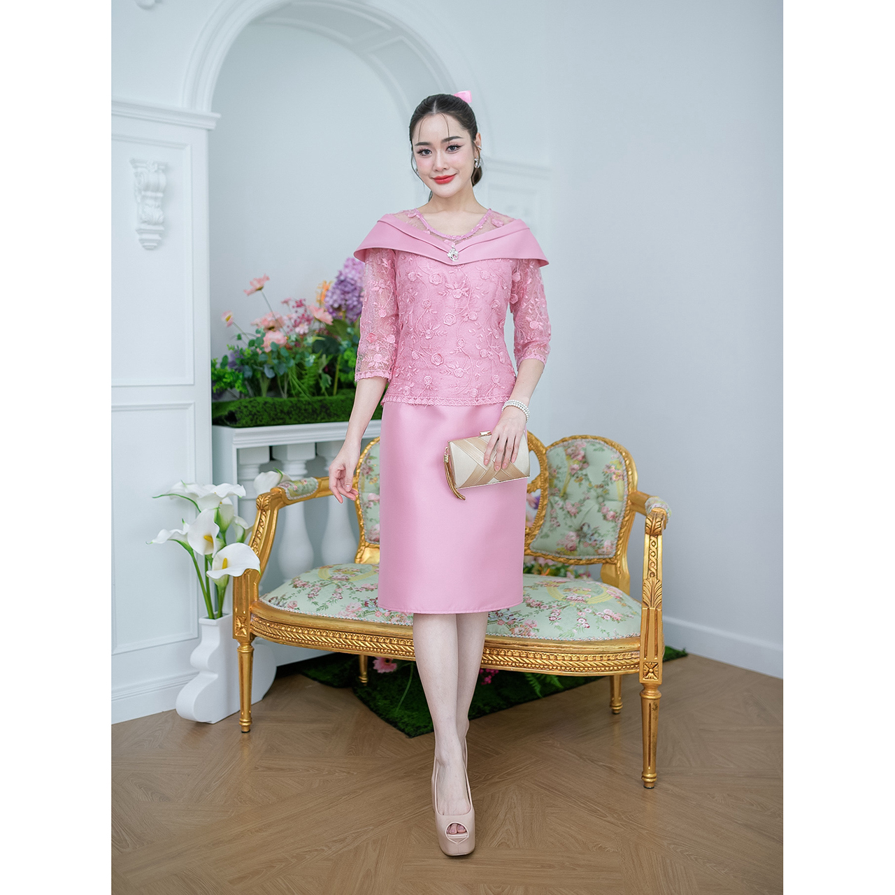 kudapy เดรสสั้นสีน้ำตาลทอง/สีชมพู/สีเขียว งานผ้าไหมญี่ปุ่นบวกกับลูกไม้เงาทอผสมดิ้นปักตกแต่งเลื่อม เป็นผ้าไหมตีเกร็ดโอบไหล่สไตล์ราตรี