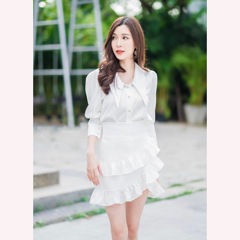kudapy ชุดเซทเสื้อแขน3ส่วนสีขาว ดีไซน์เก๋ แต่งแขนพองนิดๆ ปลายแขนแต่งกระดุม มาพร้อมกระดุมด้านหน้าเปิดได้ทุกเม้ดค้า