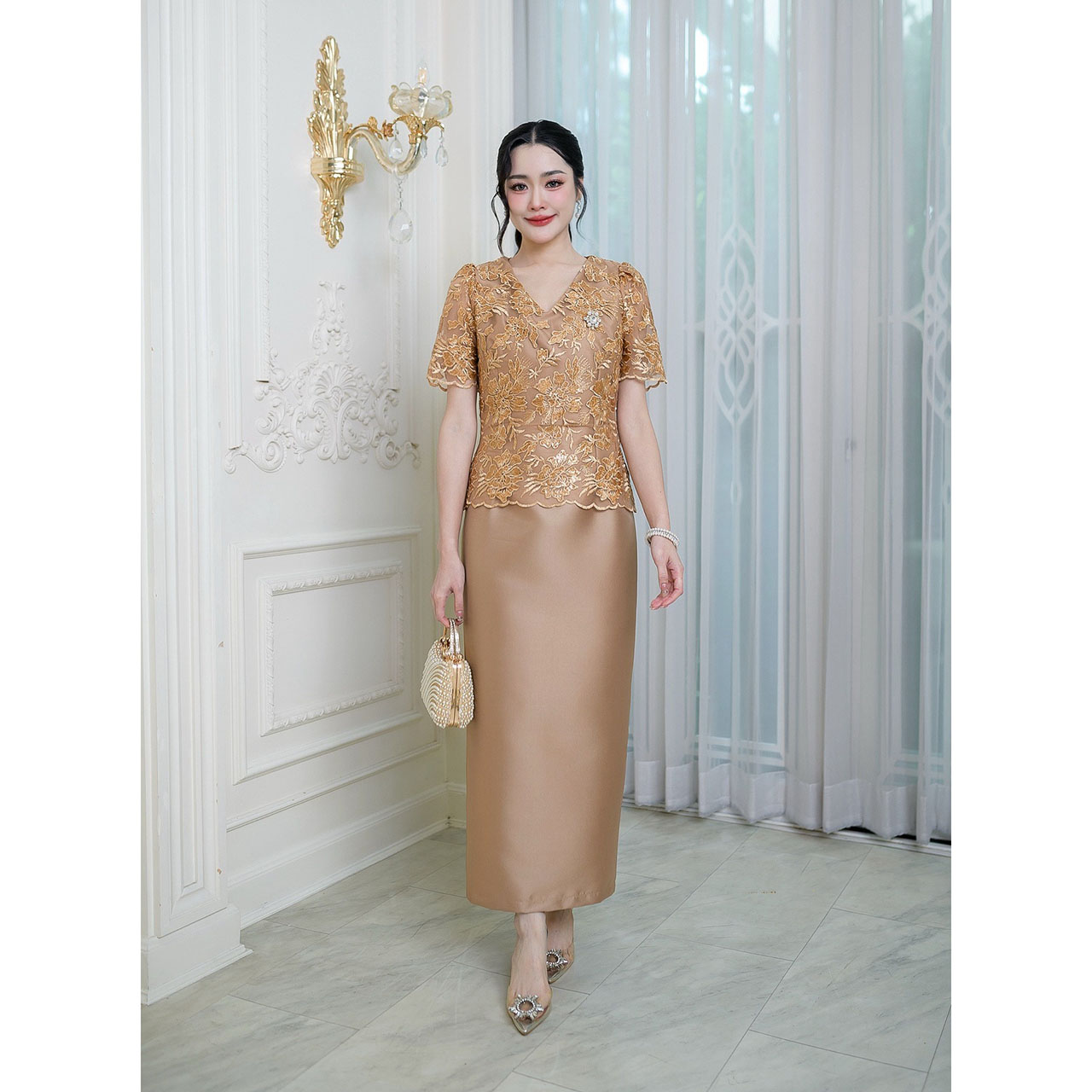 kudapy เดรสผ้าไหม ลูกไม้ปักแต่งเลื่อมทั้งชุดคอวี แต่งซิปหลัง มีซับใน กระโปรงผ่าหลัง