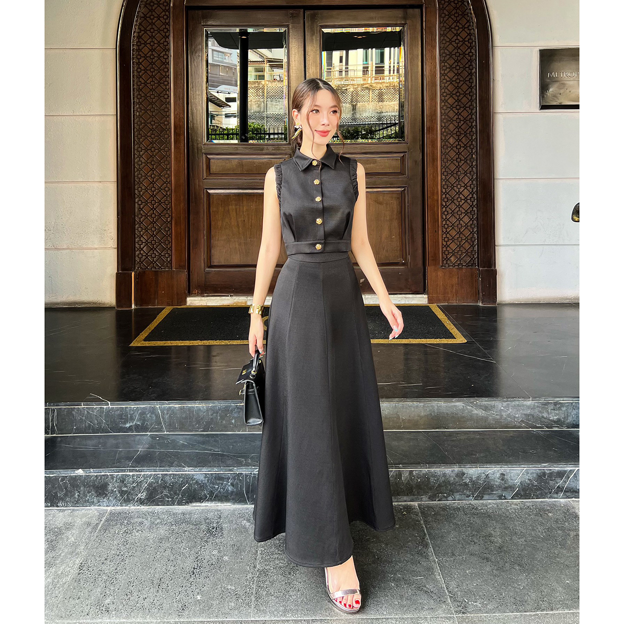 kudapy ชุดเซ็ทเสื้อ+กระโปรงยาว ตัวเสื้อออกแบบให้ดูเกร๋ที่แขนเสื้อ กระดุมดอกไม้ทองเป็นกระดุมจริง ปกเสื้อทรงแหลม