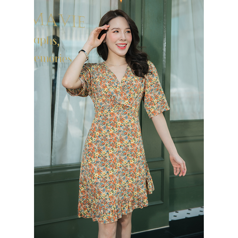 kudapy เดรสสั้นลายดอกไม้สีสดใสบนพื้นสีชมพูพิมพ์ลาย เดรสเป็นทรงป้ายอก