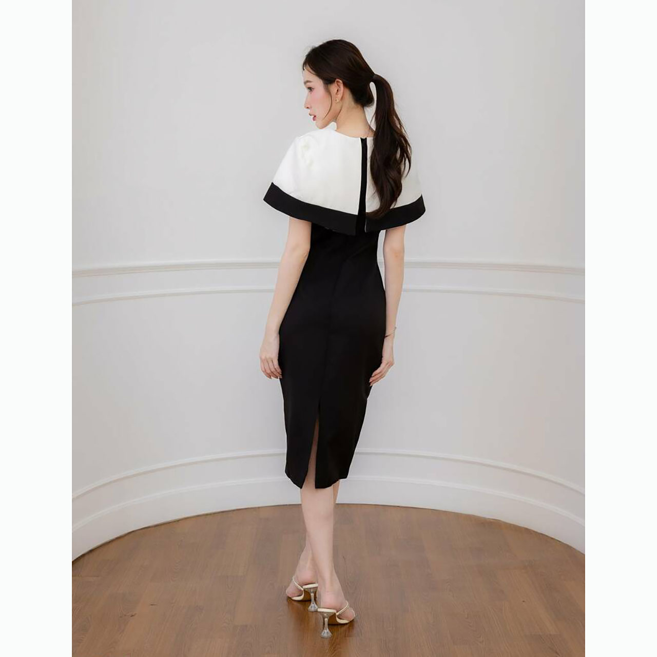 kudapy เดรสสั้นสีชมพู/สีดำ คลุมไหล่ดอกไม้ติดอก