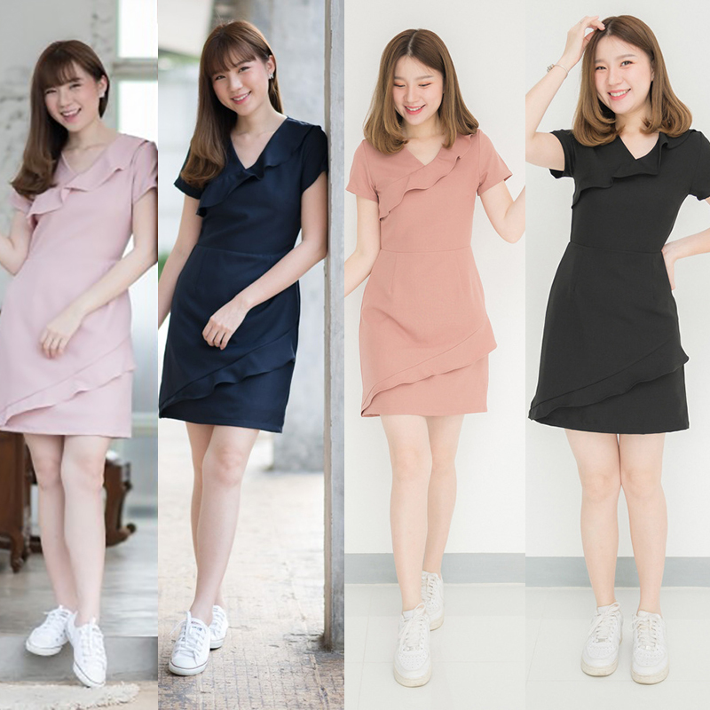 kudapy เดรสสั้นสีน้ำตาล/สีดำ/สีชมพู/สีกรม/เทา/เขียว/ฟ้าเทา คอวี ดีไซน์เล่นระบายที่คอและชายกระโปรง ตัวนี้น่ารักสดใส สไตล์มินิมอล