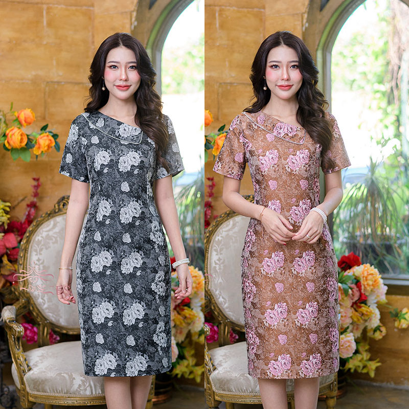 kudapy เดรสสั้นสีน้ำตาล/สีเทาดำ ผ้า jacquard ลายสวยมากๆค่ะ รุ่นนี้เนื้อผ้าใส่สบายไม่แข็งกระด้าง ปกเสื้อดีไซน์เก๋ แต่งมุกรอบปกเพิ่มความหวาน
