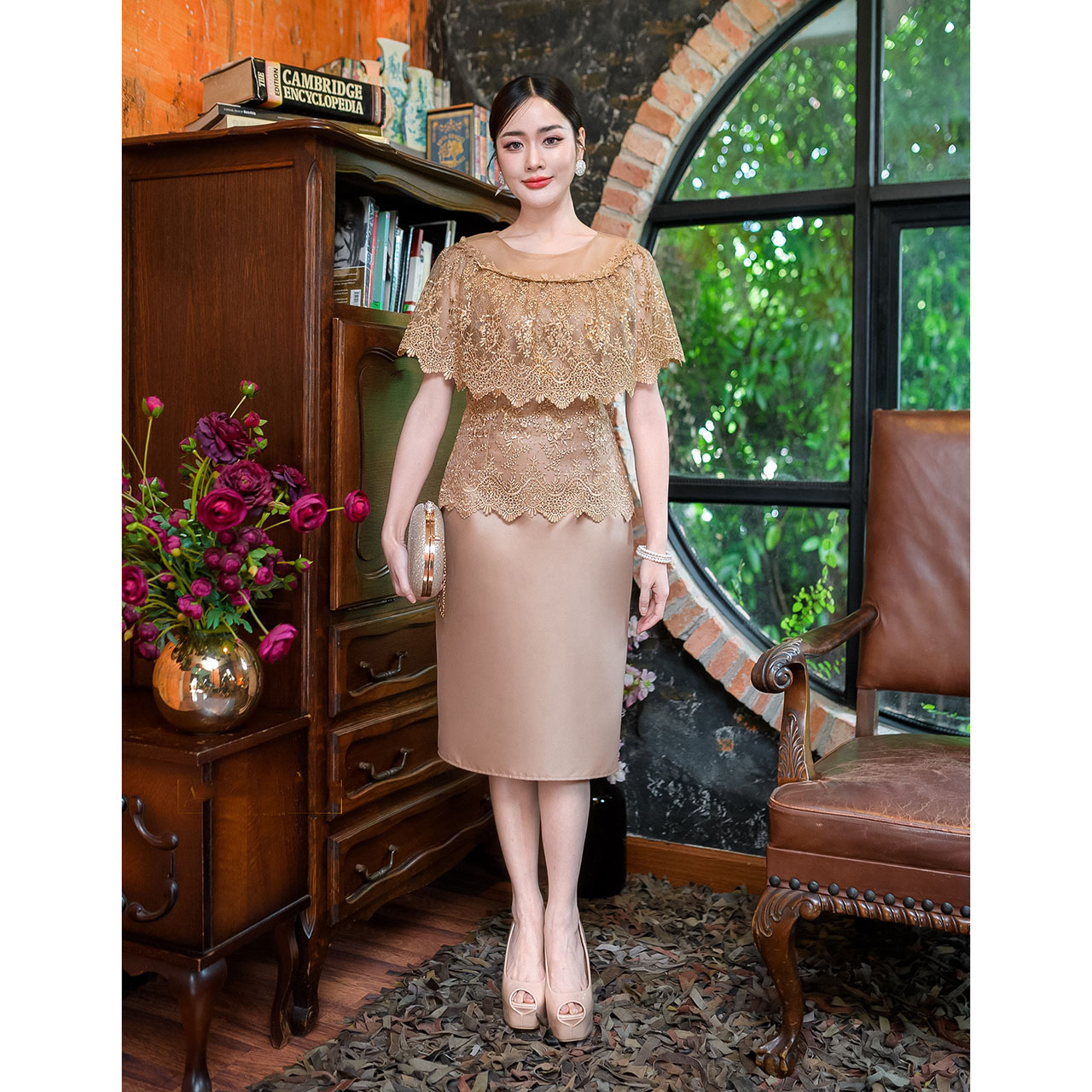 kudapy เดรสสั้น ผ้าไหมทรงสวย แต่งคลุมไหล่ระบายรอบตัวถึงด้านหลัง มีซับในทั้งชุด แต่งซิปหลัง