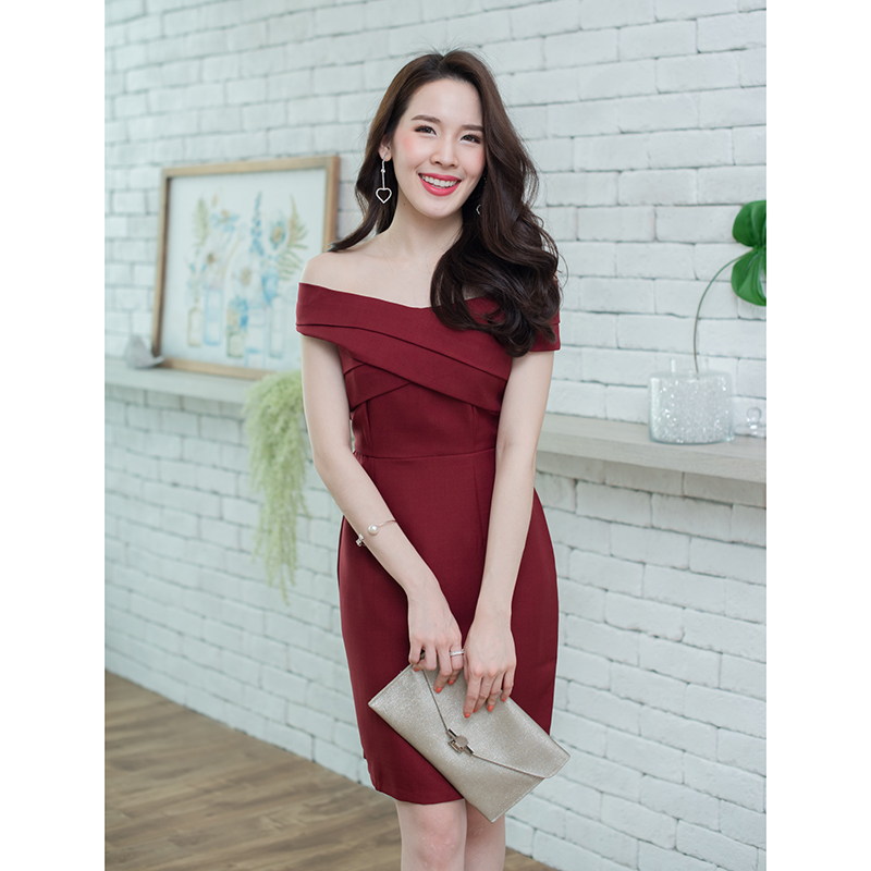 kudapy เดรสสั้นสีแดงเลือดหมู ช่วงบนเป็นทรงแบบปาดไหล่ อกเย็บซ้อน2ทบไขว้อก ต่อด้วยกระโปรงทรงสอบ ชุดมีซับใน ซิปซ่อนด้านหลัง