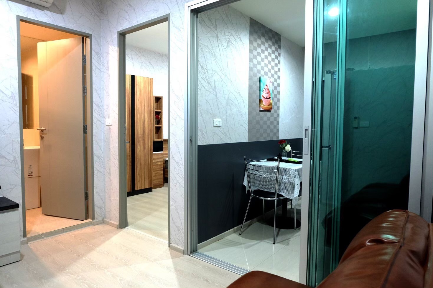 ให้เช่าคอนโด Life Ratchadapisek (ไลฟ์ รัชดาภิเษก) โซนพื้นที่ MRT ห้วยขวาง ห้องแบบ 1ห้องนอน / 1ห้องน้ำ / โซนครัวปิด · ขนาดห้อง 31 ตรม. ชั้น 35