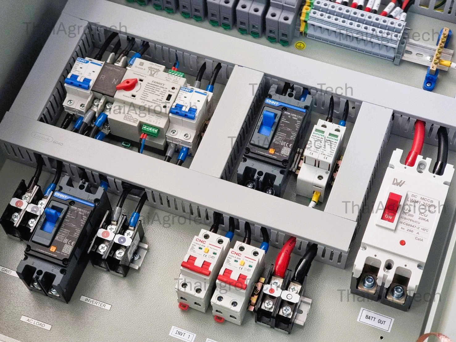 AC-DC Combiner On/Off-Grid Hybrid DC 6 String 800V, 2Inverters 1Phase, ATS (สลับไว) ตู้คอมบายเนอร์ สำหรับระบบโซล่าเซลล์ออนออฟกริดไฮบริด แบบรวม 2 อิเวอร์เตอร์ 1 เฟส ไว้ในตู้เดียวกัน