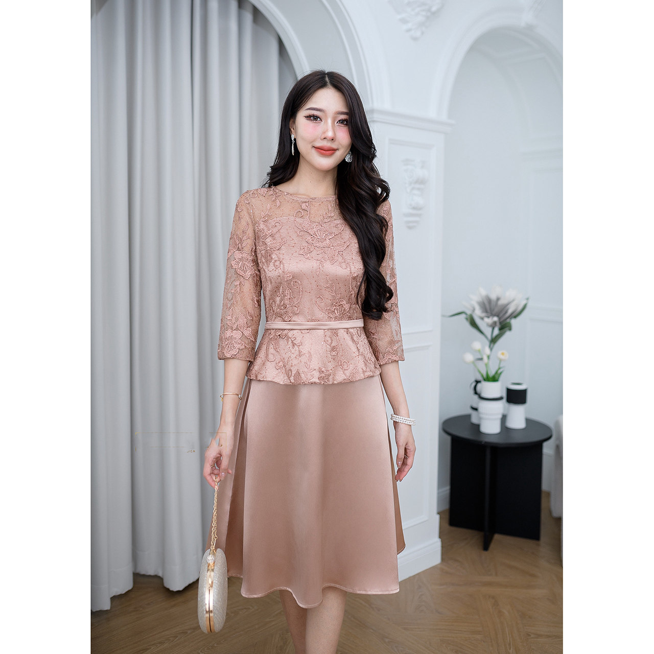 kudapy เดรสสั้นสีแดงอมชมพู/สีน้ำตาล กระโปรงเป็นผ้าเงาพริ้วสวย ตัวเสื้อเป็นผ้าลูกไม้ใยบวบปักดอกไม้ลายสวย ดีเทลเข็มขัดเป็นผ้าเย็บติดสำเร็จให้