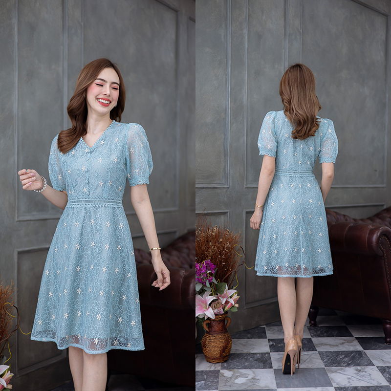 kudapy เดรสสั้นสีเขียวคอวี/สีเขียวคอกลม ผ้าตาข่ายปักทั้งตัว แซมปักด้วยดิ้นทอง แพทเทิร์นสวยคลาสสิค มีดีเทลแต่งลูกไม้ปลายแขนและเอว ช่วงชายกระโปรงเป็นระบายสองชั้น