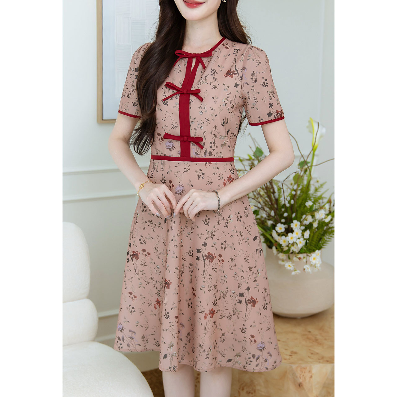 kudapy เดรสผ้าชีฟองพิมพ์ลายดอก ผ้าอัดกาว ดีเทลแต่งโบว์ช่วงอกตัดขอบสีแดง