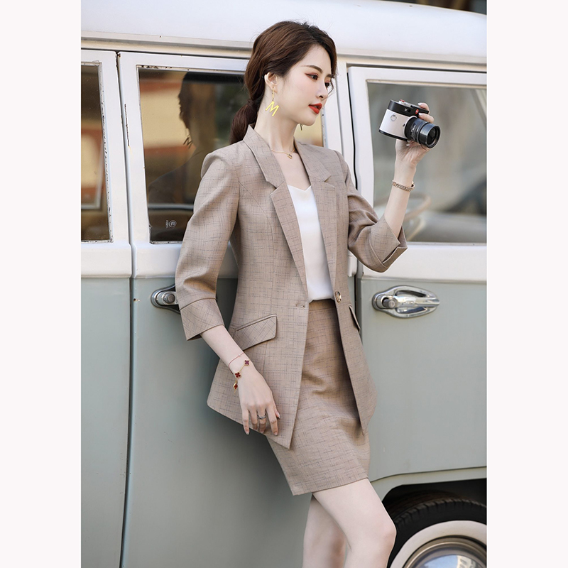 kudapy ชุดสูททำงานผู้หญิงสีม่วง/สีน้ำตาล แต่งลายผ้าทอแขนห้าส่วนพร้อมกระโปรง จุดเด่นของชุดนี้คือได้ลุคที่สดใส