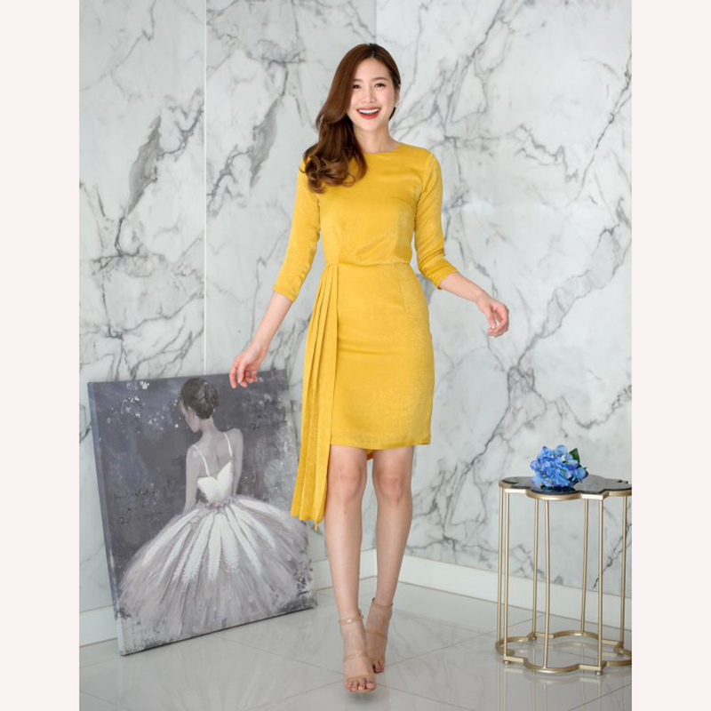 kudapy เดรสสั้นออกงาน ผ้าซาตินเครป คอกลม แขนสี่ส่วน กระโปรงเข้ารูปทรงสอบ แต่งผ้าเฉลียงยาวด้านข้าง สวยเก๋มากๆ