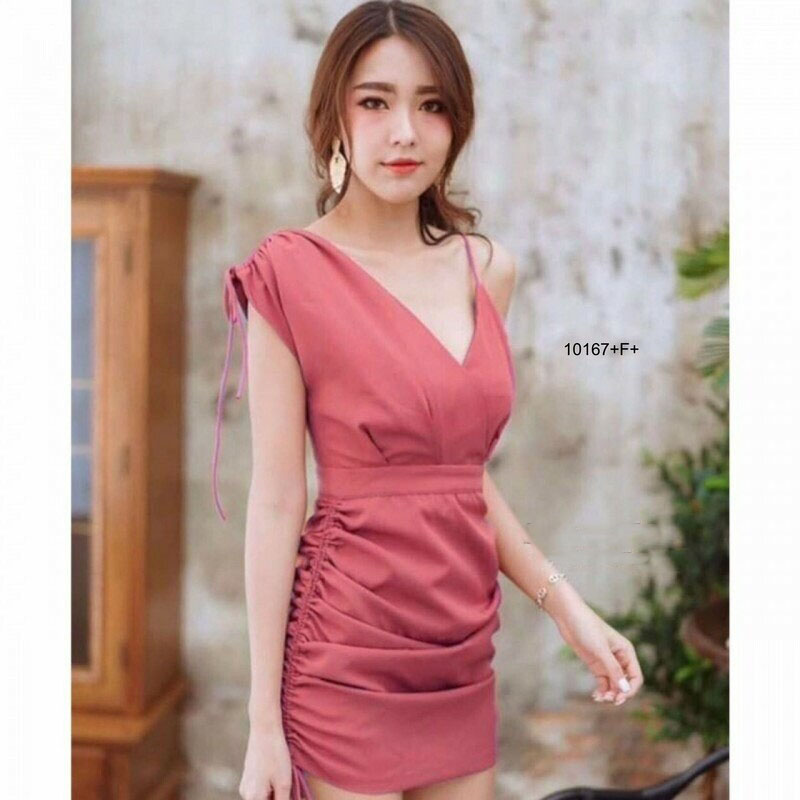 kudapy เดรสสายเดี่ยวข้างเดียว ไหล่รูดเชือกผูกโบว์ ทรงคอวีไหว้ ข้างกระโปรงทั้ง 2 ข้าง