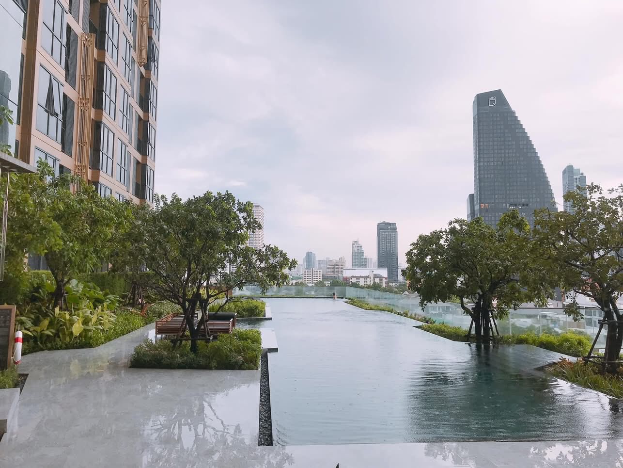 คอนโด Oka Haus Sukhumvit 36 (โอกะ เฮ้าส์ สุขุมวิท 36) High Rise โซนพื้นที่ ถนนพระราม4 ใกล้ BTS ทองหล่อ ให้เช่าห้องแบบ 1ห้องนอน 1ห้องน้ำ ขนาดห้อง 27 ตรม. ชั้น 23