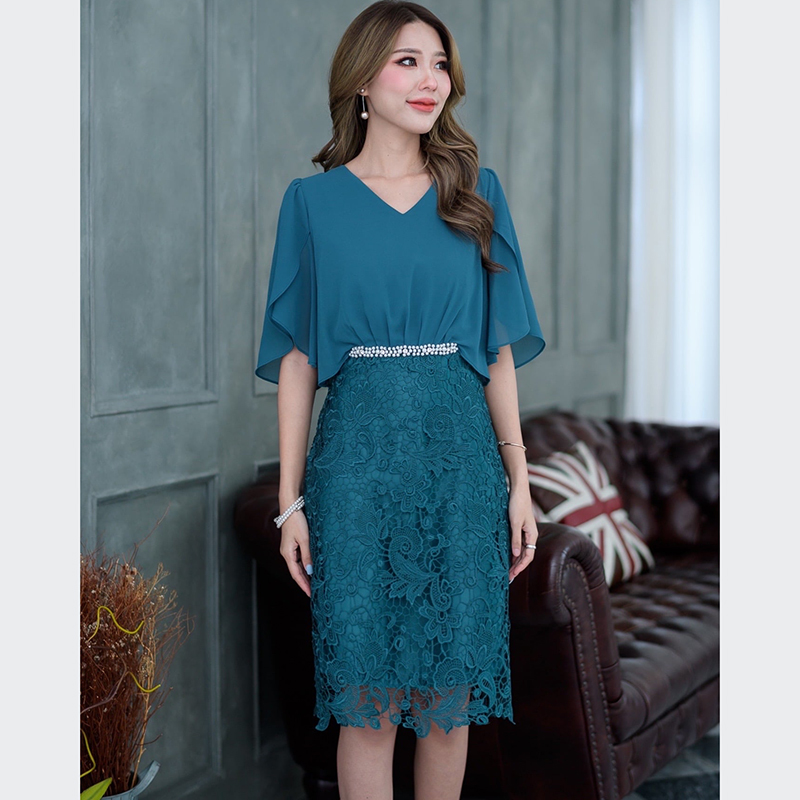 kudapy เดรสสั้นแต่งระบายไหล่ผ้าชีฟอง คอวีสีชมพู/สีเขียวเข้ม แต่งดีเทลเพิ่มความหวานช่วงเอวด้วยการปักมุกด้วยน๊า