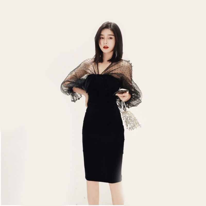kudapy เดรสสั้นไปงานสีดำเซ็กซี่ ช่วงบนแต่งซีทรู ตามแบบ แขนยาว คอวีด้านหน้าและด้านหลัง