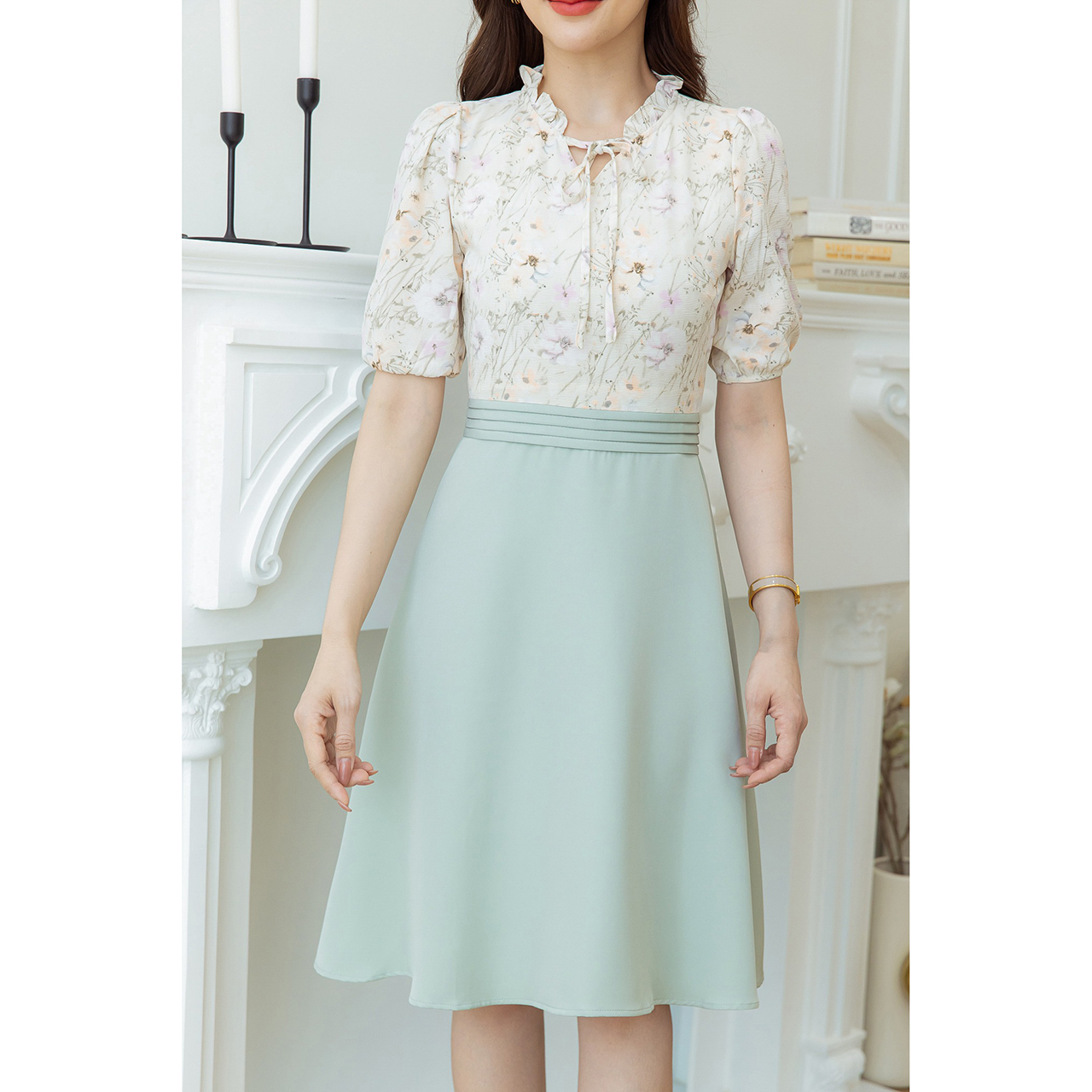 kudapy เดรสสั้นสีเขียวพาสเทล/สีฟ้าคราม ลายดอกสวยละมุน กระโปรงผ้าพื้น สวยลงตัว มีดีเทลจีบและผูกโบว์ช่วงคอ