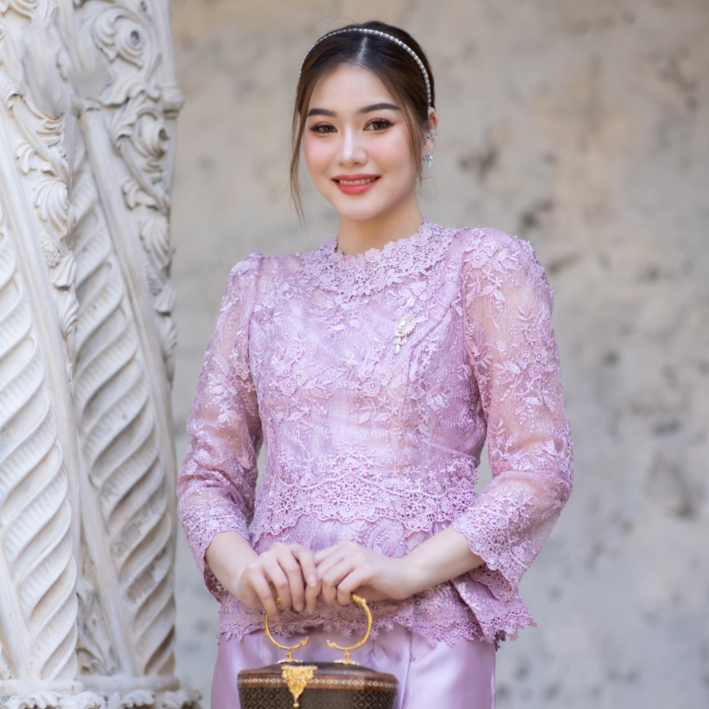 kudapy ชุดไปงานแต่งสีชมพูโรสโกลด์ เสื้อลูกไ้มฝรั่งเศษอย่างดี มีซับในซิบหลัง กับผ้าถุงสีเดียวกัน ใส่คู่นี้เกิดมากค่าแม่