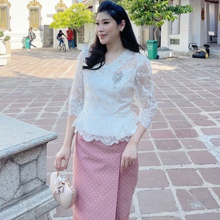 kudapy เสื้อลูกไม้สีขาว ผ้าลูกไม้ใยบวบทอปักเลื่อมทั้งตัว คอวี ซิปหลัง ทรงสวยลายดอกทอแน่น สวมใส่ออกงาน ใส่ทำบุญ**เฉพาะเสื้อ**