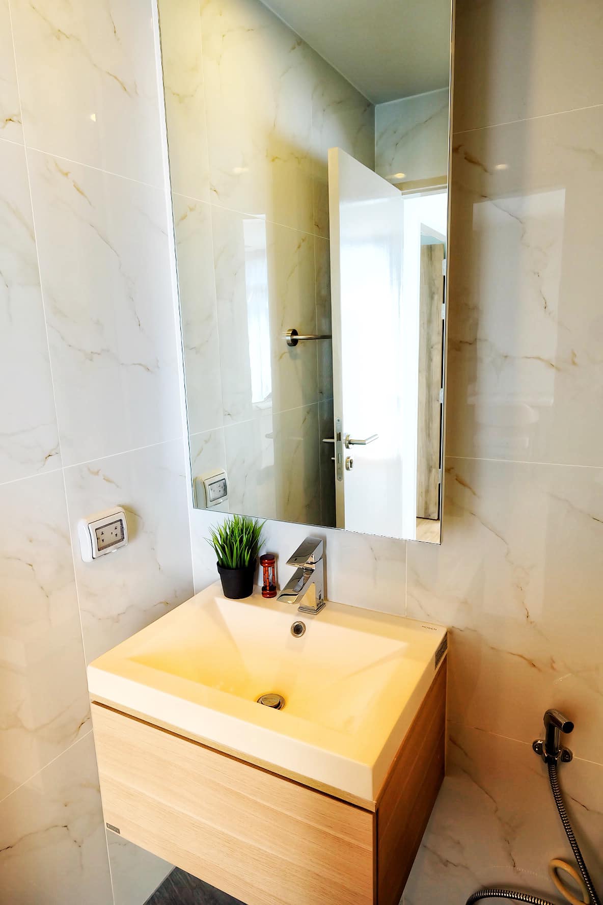 สนใจชมห้องติดต่อได้เลย Line ID: Smile-easy ปล่อยเช่าคอนโด The Unique Ekamai-Ramintra (ดิ ยูนีค เอกมัย-รามอินทรา) - 1ห้องนอน 1ห้องน้ำ 1ห้องนั่งเล่น - ใกล้ Central Festival East Ville - ขนาดห้อง 38 ตรม. ชั้น 2 ตึก A