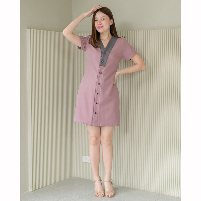 kudapy เดรสสั้นสีดำ/สีเทาฟ้า/สีโอวัลติน/สีม่วง แขนสั้น เล่นดีเทลกระดุมสองเฉดบนสาบหน้า ตัวสาบหน้าทำลิ้นด้านในไว้ยาวมาก