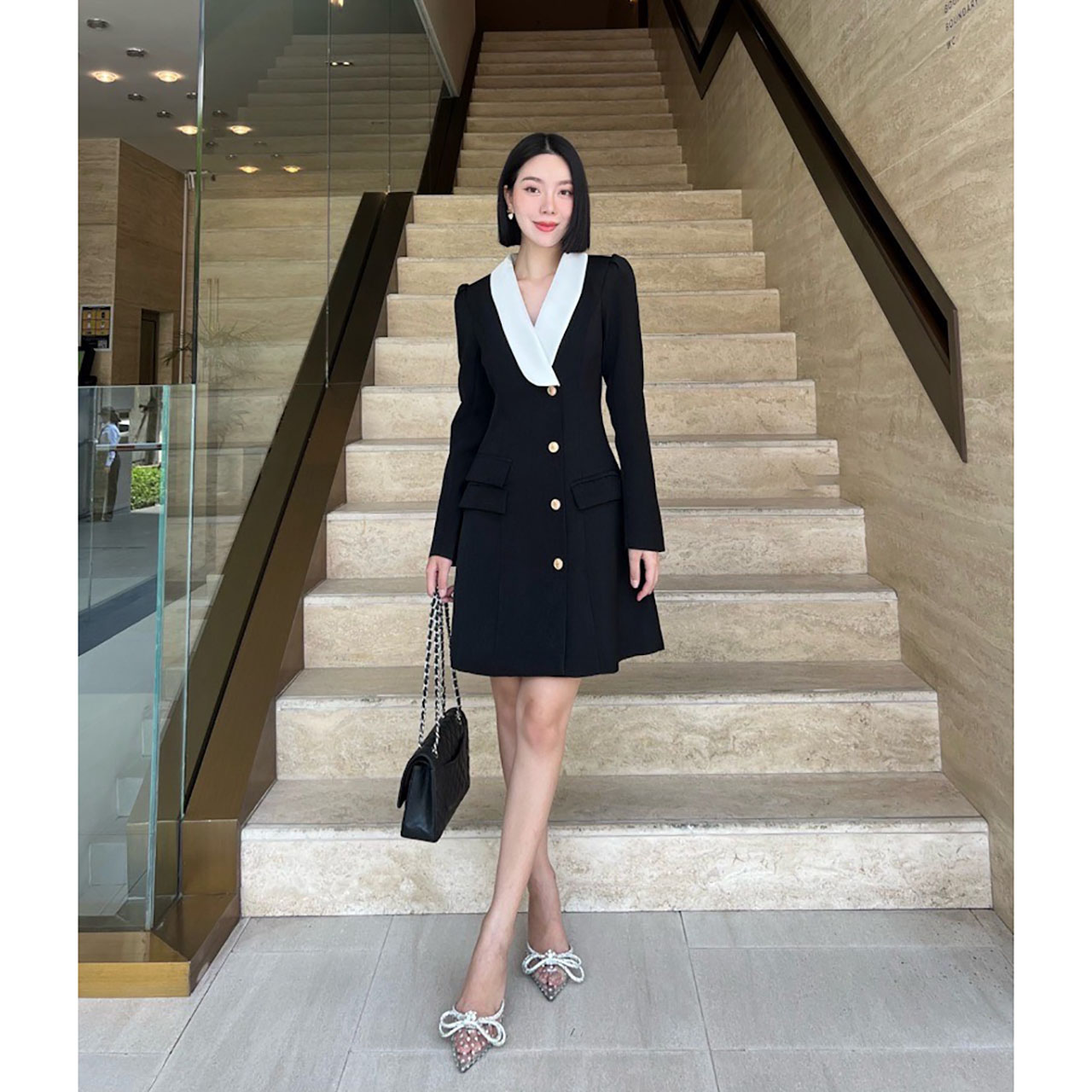 kudapy เดรสสูทแขนยาวทูโทนแต่งปกสีขาว สวยโดดเด่นด้วยลุคสาวออฟฟิศที่ใส่แล้วดูผอม ตัวเดรสเป็นทรงเข้ารูปมีซับในทั้งตัว