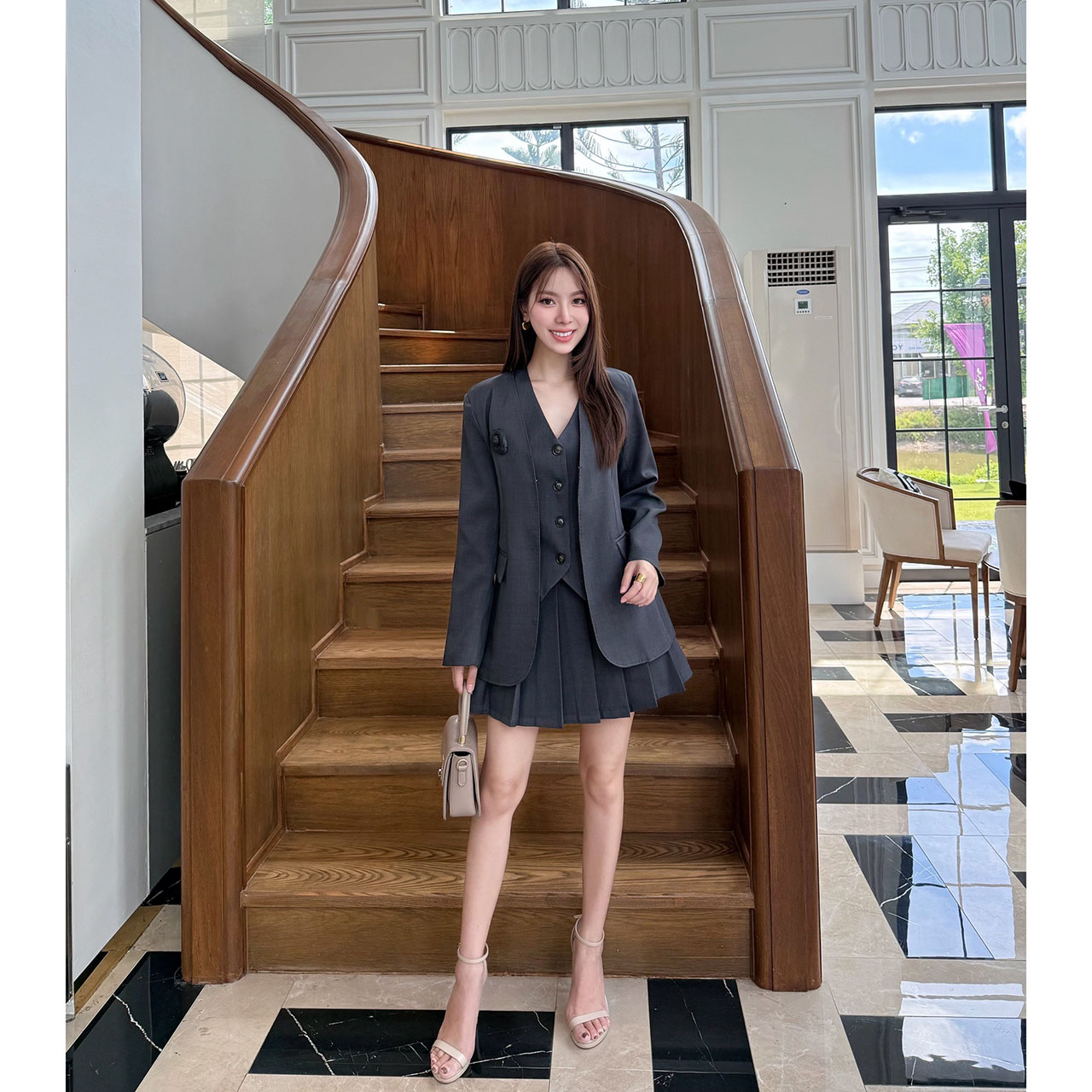 kudapy เซ็ท 4 ชิ้น เสื้อสูท+เสื้อ vestด้านใน +กระโปรง(กางเกงเป็นซับใน)+เข็มกลัดดอกไม้ ใช้ผ้าเดียวกันทั้งเซ็ท ตัวเสื้อสูทมีซับในอย่างดี