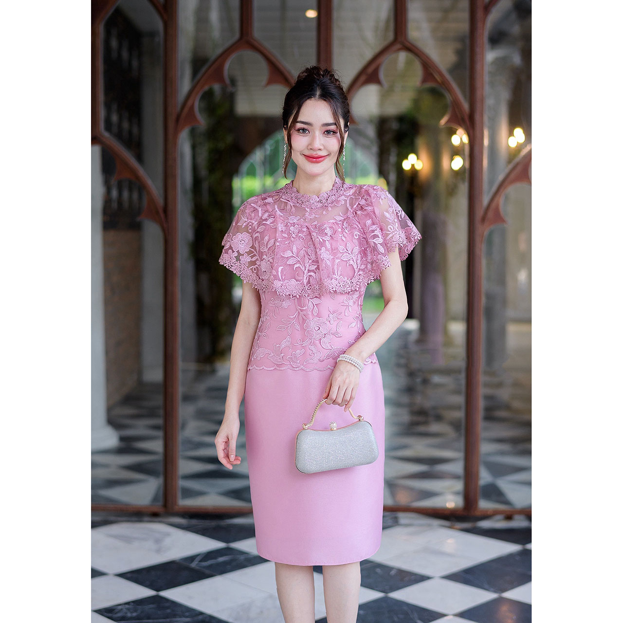 kudapy เดรสสั้นสีชมพู/สีเทา ลูกไม้ตาข่ายปักลายดอกไม้ดอกใหญ่ ด้านบนเป็นงานผ้าลูกไม้คลุมไหล่ระบายแต่งรอบคอด้วยลูกไม้สวยหรู กระโปรงเป็นงานผ้าไหมญี่ปุ่น