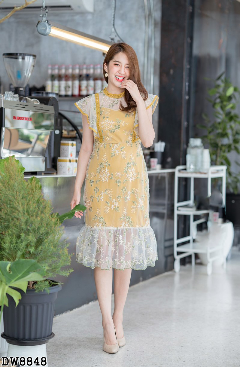 เดรสสั้นสีเหลือง แต่งลายลูกไม้ แขนระบาย ปลายกระโปรงโปร่งใส