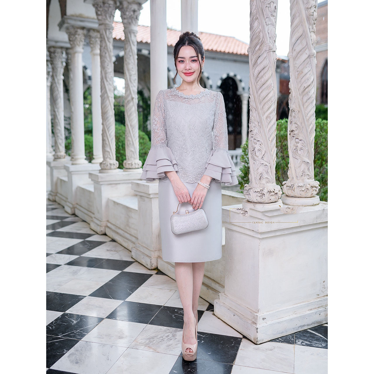 kudapy เดรสผ้าไหม แต่งลูกไม้ ดีไซน์แขนยาวปลายระบายสามชั้น ทางร้านให้ช่างดีไซน์เย็บปลายแขนซ่อนด้าย