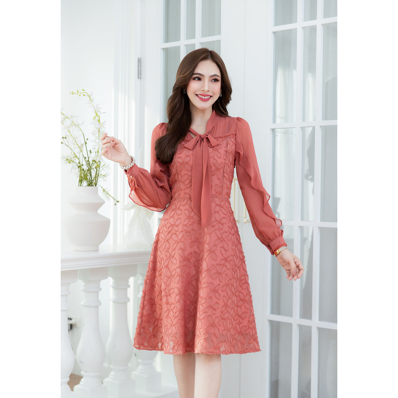 kudapy เดรสสั้นสีดำ/สีปูนแดง ผ้าทอเทคเจอร์ลายดอก แขนยาวชีฟอง มีดีเทลผูกโบว์ช่วงคอ แต่งอะไหล่ขอบด้ายช่วงอกและปลายแขน