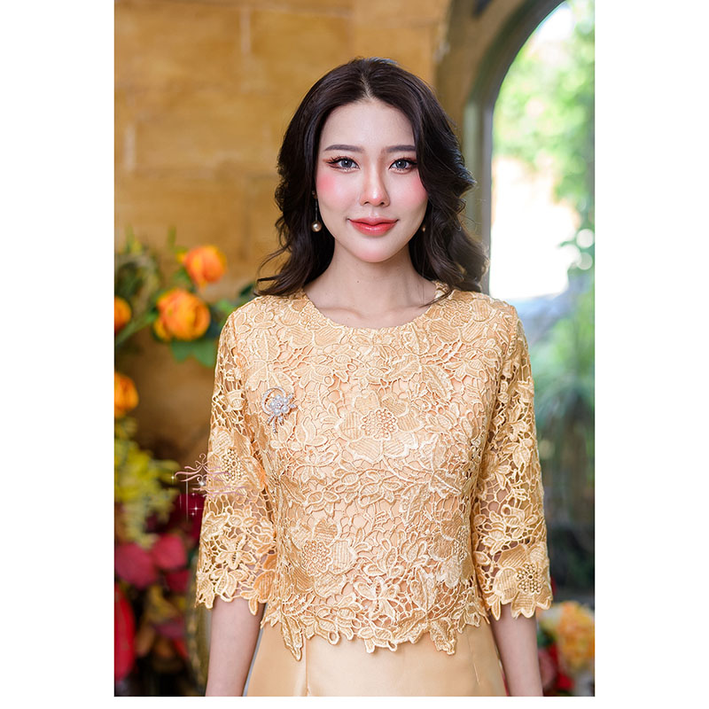 kudapy เดรสสั้นสีบานเย็น/สีเหลืองทอง ผ้าไหมคลุมลุกไม้แขนศอก เป็นลูกไม้เงาปักเลื่อมเป็นเลื่อมใส่เม็ดเล็กมาก เพิ่มประกายความหรูหราสวย