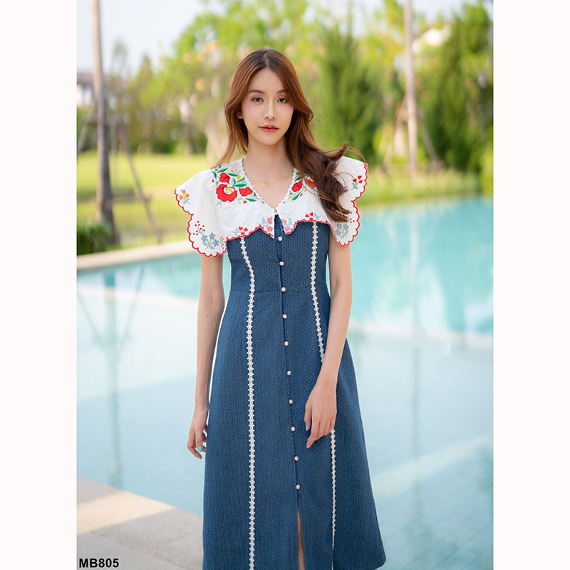 kudapy เดรสยาวสีฟ้า ผ้ายีนส์เนื้อผ้านิ่มใส่สบาย ทรงเข้ารูป ปกคอบัวดีเทลลายปักดอกไม้