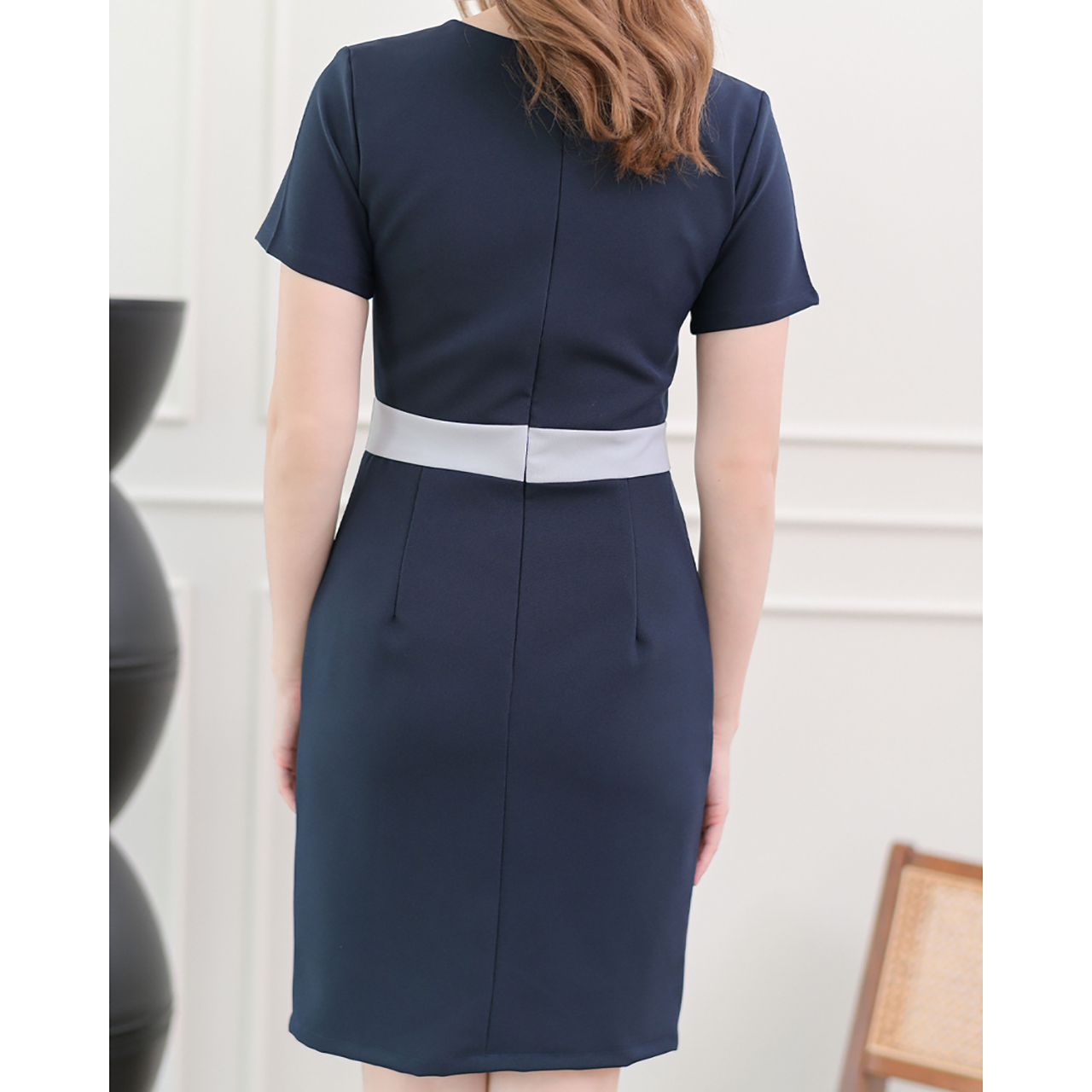 kudapy ฌดรสแขนสั้นคอวี ดีไซน์ทูโทนตัดต่อคาดเอว เข้ารูป ทรงสอบ เนื้อผ้าอยู่ทรง เก็บทรงหุ่นเป๊ะผอมเพรียว