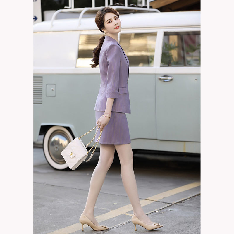 kudapy ชุดสูททำงานผู้หญิงสีเขียวลายทาง/สัม่วง แขนห้าส่วนพร้อมกระโปรง จุดเด่นของชุดนี้คือได้ลุคที่สดใส