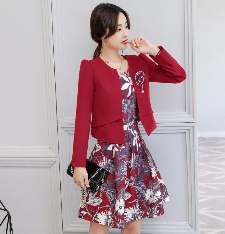 เซ็ท 2 ชิ้น เสื้อสูทแขนยาว+เดรสสั้นแขนกุดสีแดงลายดอก ผ้าคอตตอนผสมโพลีเอสเตอร์ มีซับใน ซิบหลังอย่างดีค่ะ
