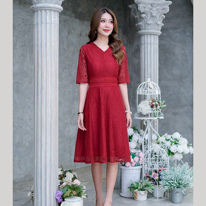 kudapy เดรสสั้นลูกไม้แขนยาวคอวีสีชมพู, สีแดงสด แต่งลูกไม้รอบคอมาจนถึงเอว กระโปรงทรงบานพริ้วสวย มีซับในทั้งชุดแต่งซิปหลัง