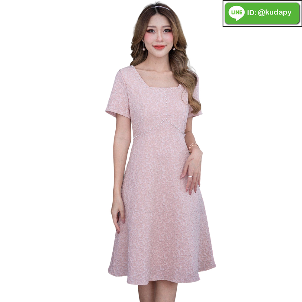 kudapy เดรสสั้รปักลายนูนสีชมพูโอรส สีดำ คอเหลี่ยม แขนสั้น ลายผ้าเป็นลายนูนดอกเล็กๆ ทรงสวยเป็นงานทรงบานเล็กน้อยพรางสะโพกได้